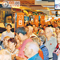 三千旅客抵港後，趕離碼頭盡情消費購物。