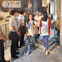 裁員消息公布後，香港電視部分員工晚上陸續離開公司。（羅錦鴻攝）