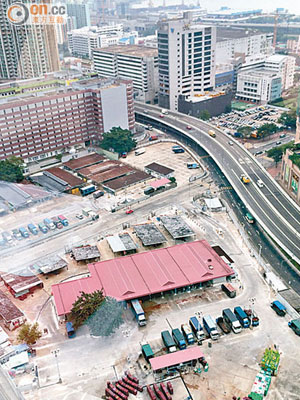 西九龍走廊旁嘅長沙灣臨時家禽批發市場附近，十分空曠。