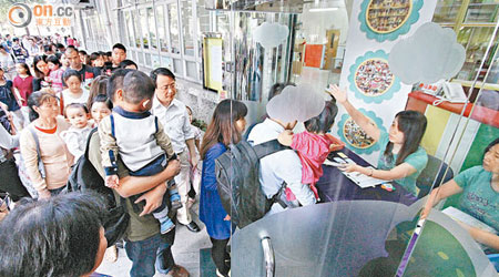 近千名家長昨晨分批到上水惠州幼稚園（分校）外排隊輪候面試。（梁耀榮攝）