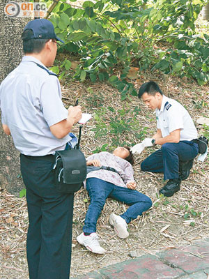 救護員到場將女事主送院治理。（曾志恒攝）