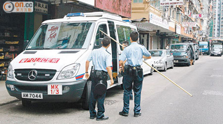 警員檢走晾衫竹調查。（左錦鴻攝）