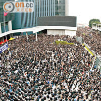 政府總部擠滿集會的市民。