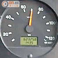 根據車速錶顯示，當時車輛時速達七十公里。