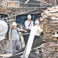 勞工處人員在破損不堪的豆品廠調查。