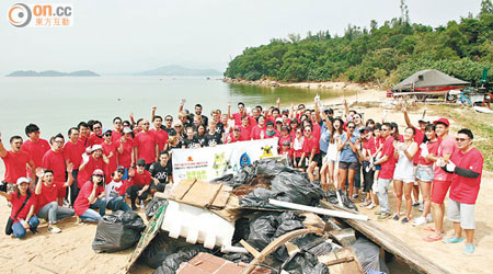 東方報業集團高層同一班員工，身體力行，支持清潔海灘活動。