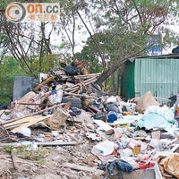 米埔廟仔垃圾收集站被非法棄置大量建築廢料。