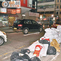 廣東道一帶早前有近三十袋混凝土碎被棄置街頭。