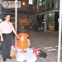 許德亮表示不少三無大廈住戶貪方便，晚上將家居垃圾棄置垃圾桶旁。
