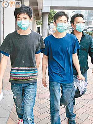 麥志成（左）與兄麥志恒（中）辦妥保釋手續後，由親友陪同離開高院。（袁志豪攝）