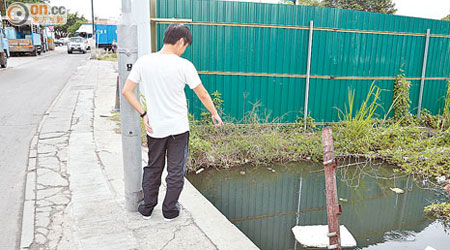 深灣路路旁水坑於雨天會蓋過行人路面，行人更易誤踏。