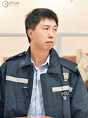 遇襲受傷警員由救護車送院。（梁國雄攝）