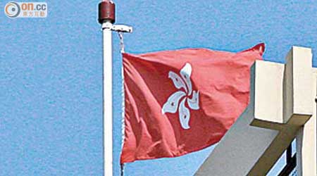 粉嶺消防局天台的特區區旗倒掛大半日。（林明強攝）
