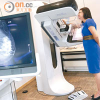 三維X光造影技術從多個角度拍攝乳房，有助解決影像重疊問題。（霍振鋒攝）