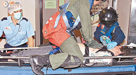 拯救人員將昏迷的事主送院及進行急救。（陳展鴻攝）