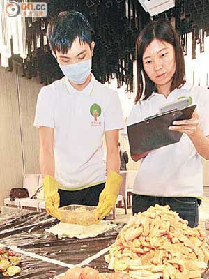 綠領行動引入廚餘審核方案，讓食肆統計廚餘類別及數量，再訂出策略節省食材。（何天成攝）