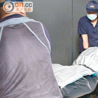 男死者屍體由仵工舁走。（林明強攝）