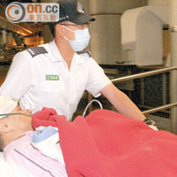 送院<BR>男事主額頭被斬傷，由救護員送院。