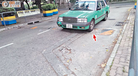 天平路出入口減速壆（箭嘴示）損毀多時，車輛駛過時都要分外小心。