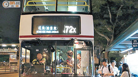 九巴72X脫班情況時有出現，對候車市民構成困擾。