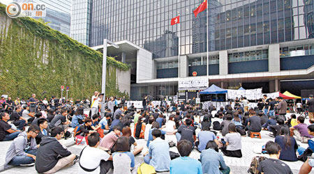 昨日的辯論及表決在放工時間前進行，政總外集會的示威者人數大減。（梁鵬威攝）