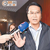 勞聯潘兆平在表決前一直拒表明投票立場，他最終投下棄權票。