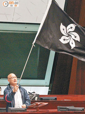 陳偉業揮動黑色區旗，指若不能取回尊嚴和公道，香港便無希望。（黃仲民攝）