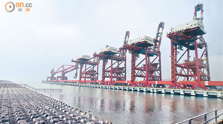 高欄港貨櫃碼頭吞吐量近年大幅上升。（羅錦鴻攝）