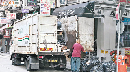 食環署的外判清潔承辦商每日均要清理大量被非法棄置於街道上的垃圾。（高嘉業攝）