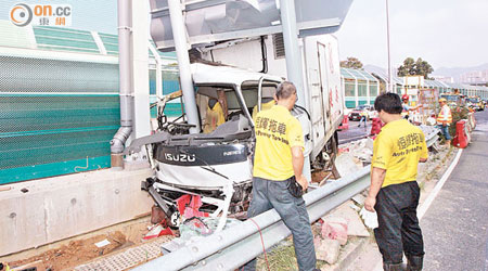 路牌鐵柱將貨車駕駛室劏開，司機重傷送院搶救。（何仲軒攝）