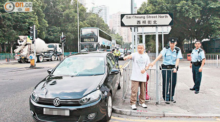 肇事私家車停於路旁，司機協助警方調查。（呂浩鋒攝）