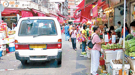 商舖霸佔行人路擺賣，市民被迫人車爭路。