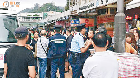 一批大圍富嘉花園業主昨舉行示威，警員到場了解情況。（讀者提供）