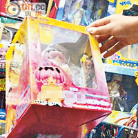 市面上許多玩具或模型店均有暴露的公仔出售。