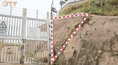 柏架山雷達站外圍鐵絲網因年久失修破損（紅框示），生銹鐵網如碎布般散落在地面。（袁志豪攝）