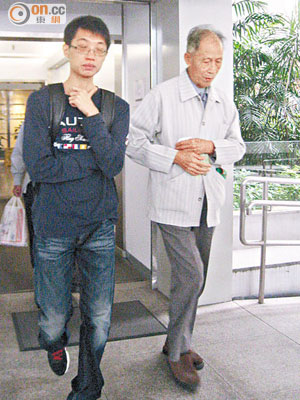 案中傷者陳子森（左）及死者父親（右）昨到庭旁聽。
