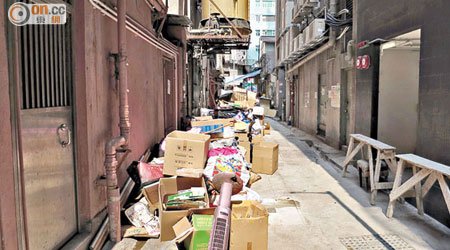 後巷淪為「垃圾崗」，雜物及垃圾竟佔去通道逾半空間。