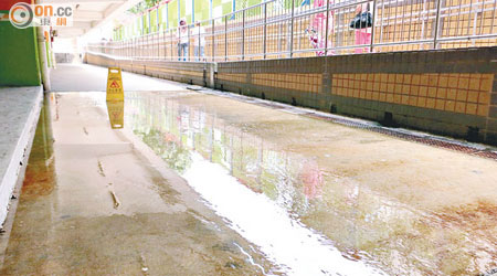 宏福苑停車場地面滲水多時，領匯被斥「唔踢唔郁」遲遲未作維修。