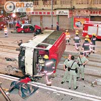 ○四年，兩輛紅色小巴因搶客連衝十盞燈，結果與的士相撞，造成兩死十七傷。