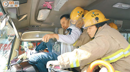 消防員拯救被夾困的小巴司機。（吳遠輝攝）