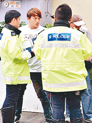 學車的被告李匡樺（中）事發後接受警方查問。（資料圖片）