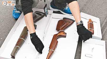 警方展示檢獲的槍托及扳機等槍械配件。（張世洋攝）