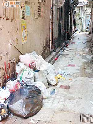 多袋垃圾被棄置於汝州街後巷，久未有人清理。