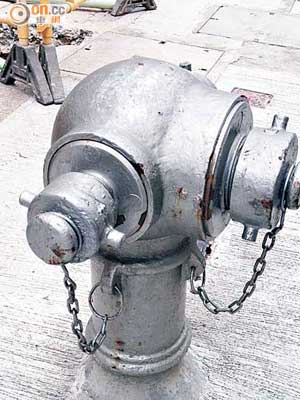 美新里的銀色消防栓原來尚未啟用。