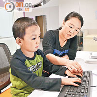 小斌斌由母親陪同學習使用電腦。