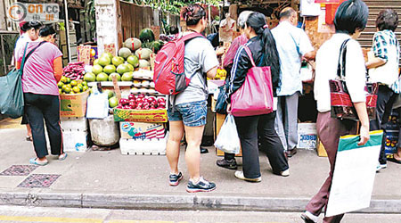 灣仔太和街有店舖佔用橫巷行人路擺賣，造成阻塞。