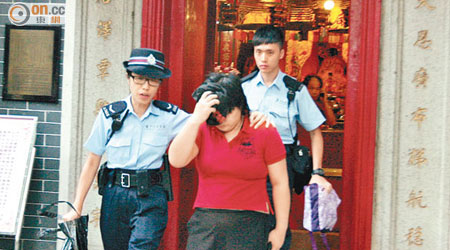 涉嫌偷油的女子被警帶署調查。(蘇仲賢攝)