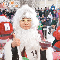 陳柏圖憑敏捷身手，在聖誕粥競食項目勇奪金獎。
