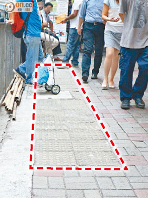 皇后大道中行人路中心突設有「前面止步」指示引路磚（虛線示）。