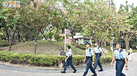 大批警員到賈炳達道公園追尋女嬰下落。（梁卓明攝）